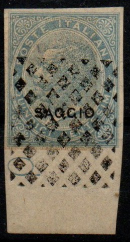 Saggio del francobollo di Italia del 1863 Vittorio Emanuele II 15 cent NON DENTELLATO con annullamento di SAGGIO (rettangolo composto da piccoli rombi).Il fondino di sicurezza, come riportato nella perizia è molto evidente e si trova nella parte riquadrata in rosso come da foto.  Interessante è anche il bordo di foglio dove è riportato il numero 0. Possibile  posizione n.° 99 del  2° quarto di foglio. Certificato storico Alberto Diena .