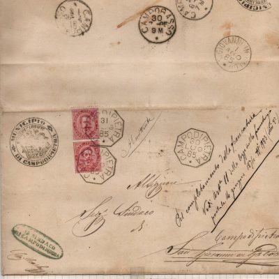 Insieme di n. 134 lettere del Regno di Italia dal 1866 al 1898. Il lotto comprende Avvisi d'asta, lettere indirizzate ad uffici comunali , ritagli di supplementi di giornali e  frammenti. Destinazioni interessanti. Ideale per studio.Volume 1