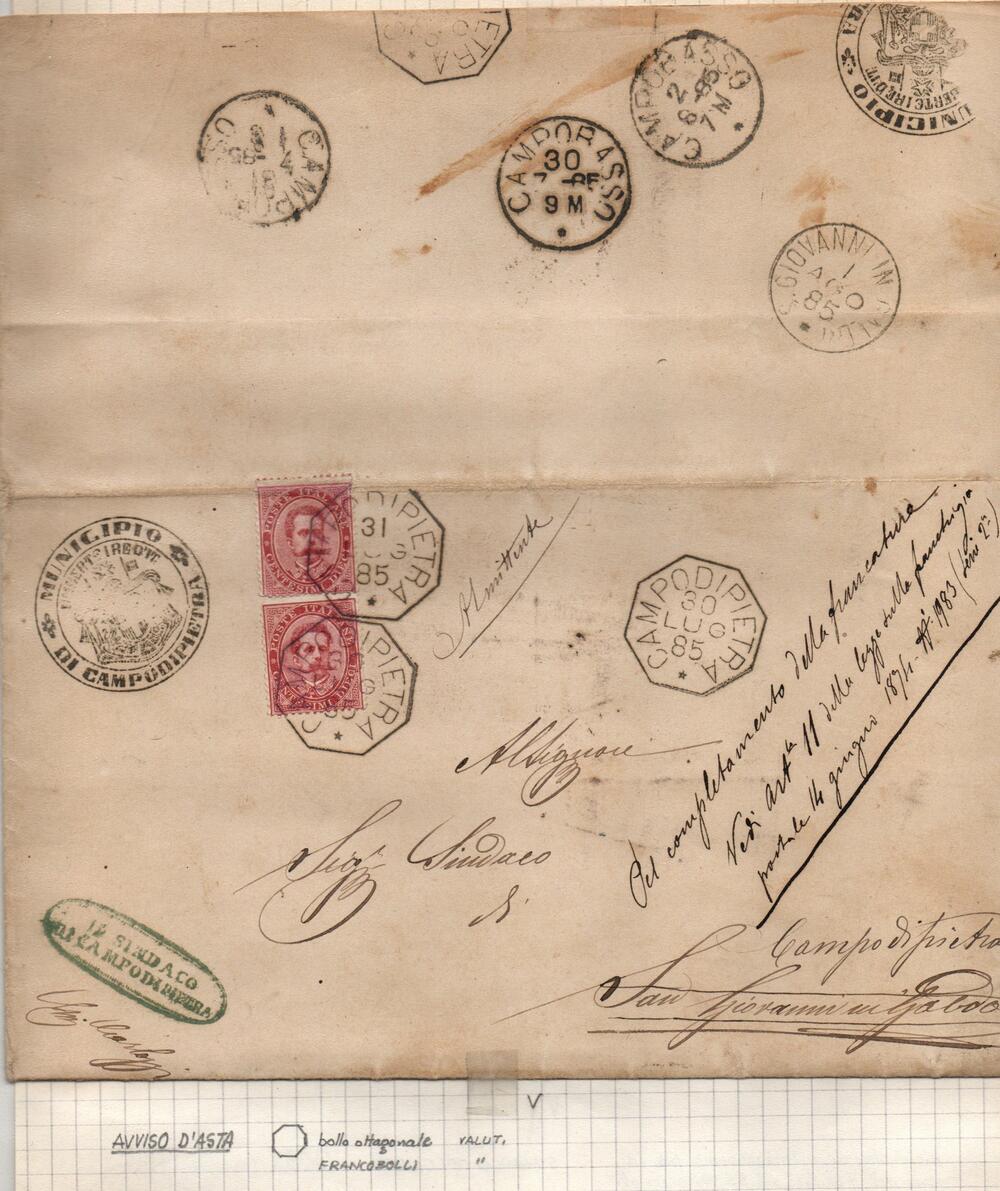 Insieme di n. 134 lettere del Regno di Italia dal 1866 al 1898. Il lotto comprende Avvisi d'asta, lettere indirizzate ad uffici comunali , ritagli di supplementi di giornali e  frammenti. Destinazioni interessanti. Ideale per studio.Volume 1
